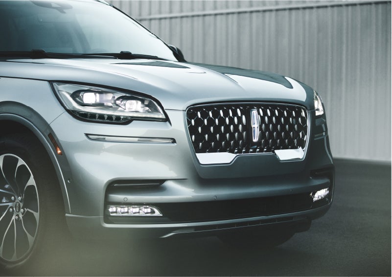The available adaptive pixel LED headlamps of the 2023 Lincoln Aviator® SUV activated | Varsity Lincoln in Novi MI